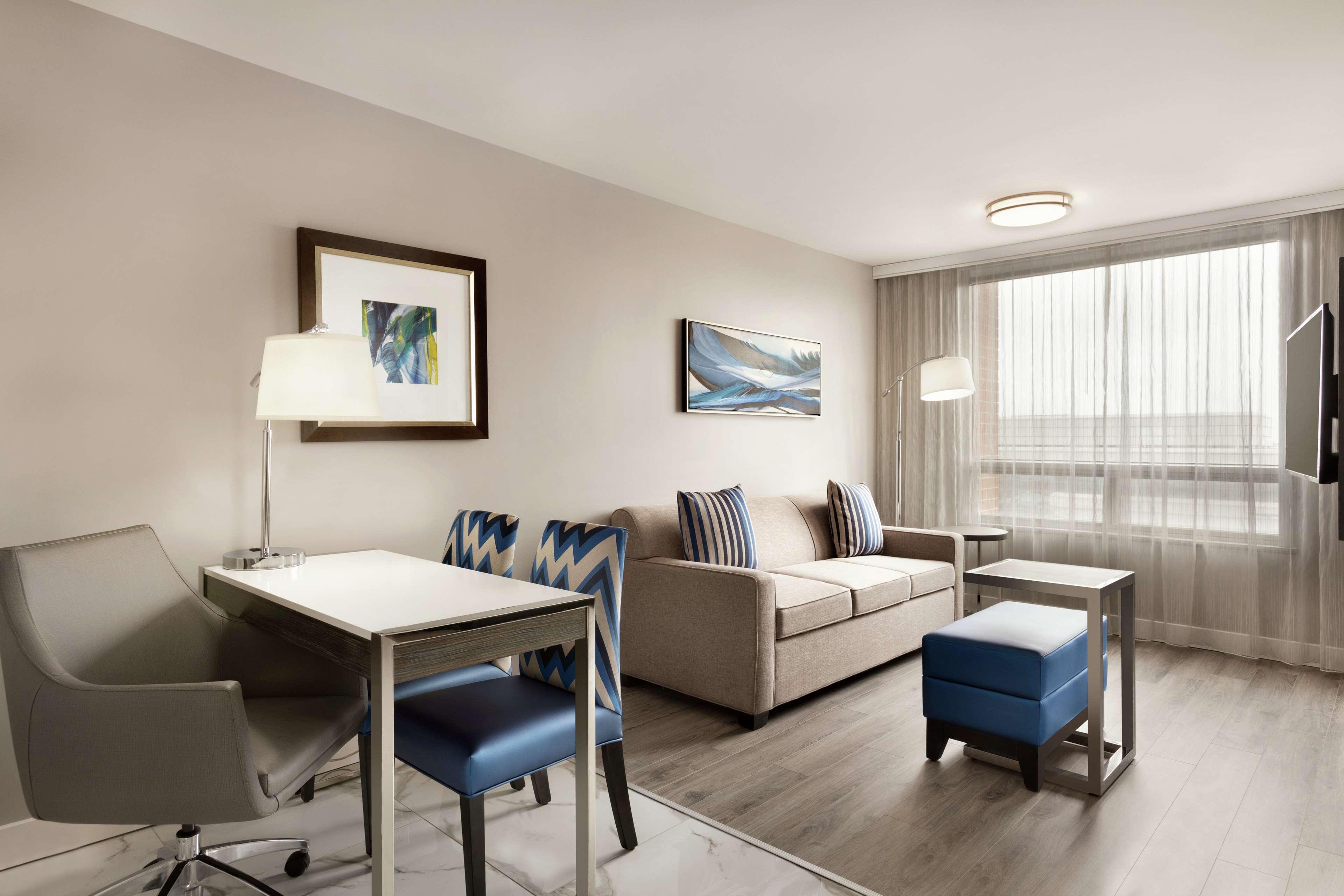 Embassy Suites By Hilton Montreal Airport Пойнт-Клер Екстериор снимка
