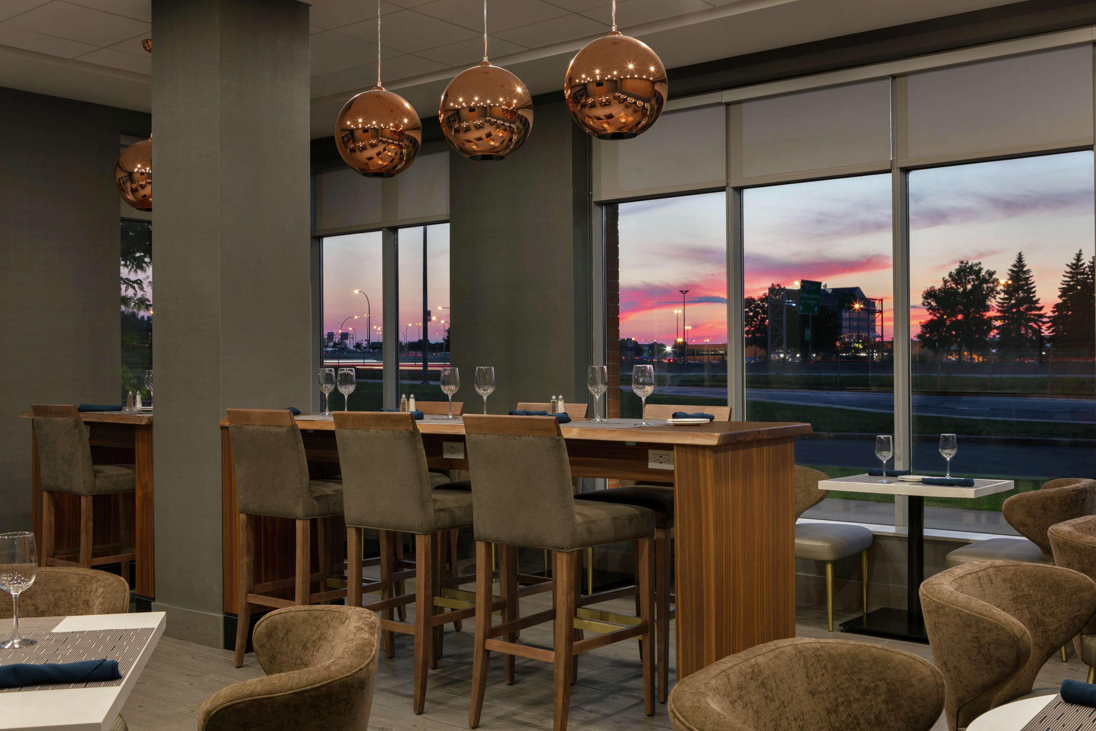 Embassy Suites By Hilton Montreal Airport Пойнт-Клер Екстериор снимка