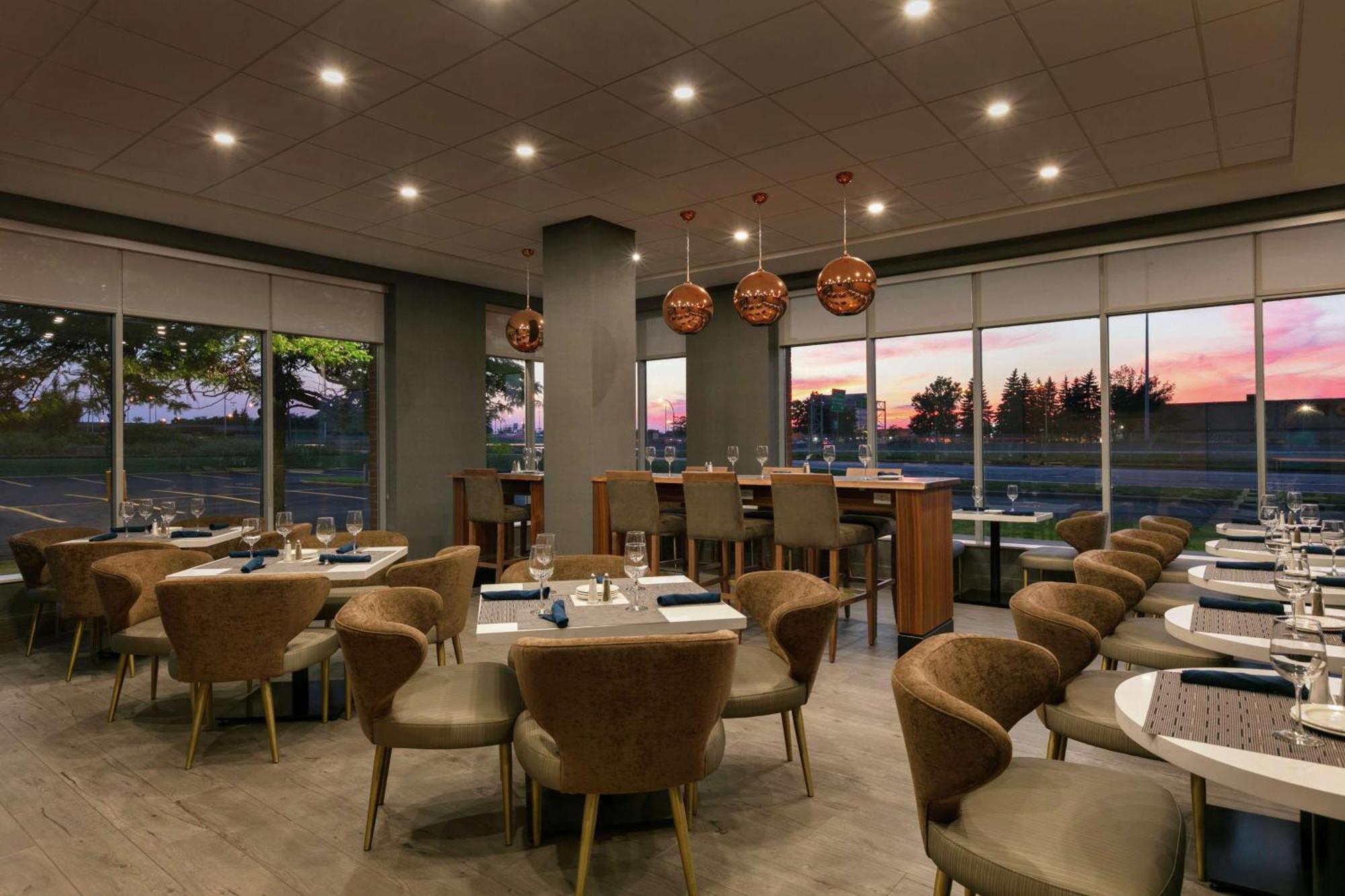 Embassy Suites By Hilton Montreal Airport Пойнт-Клер Екстериор снимка