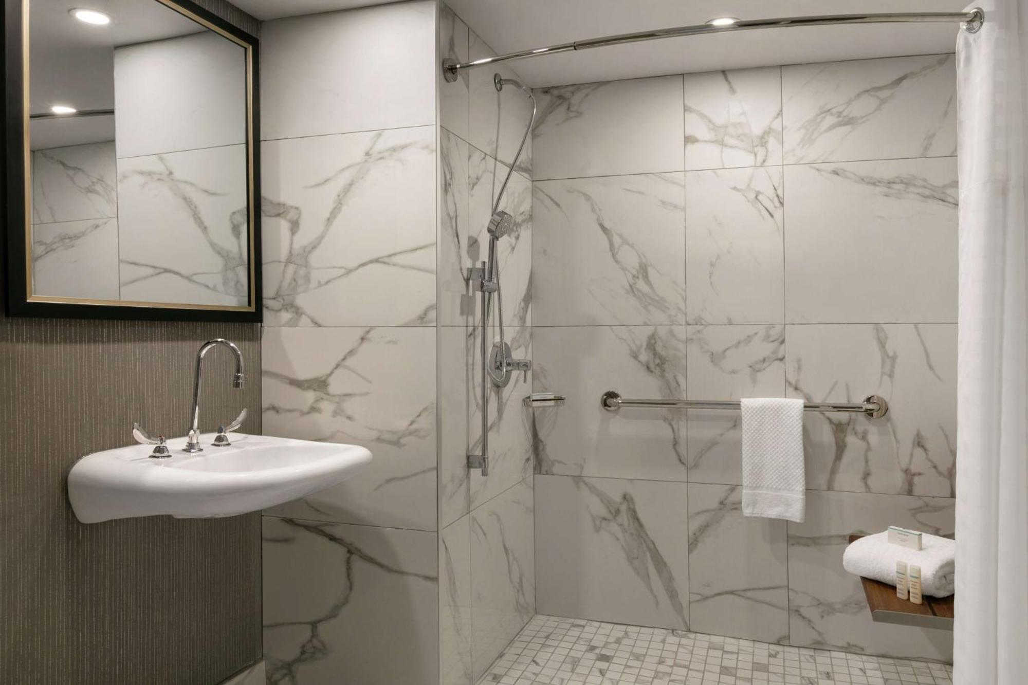 Embassy Suites By Hilton Montreal Airport Пойнт-Клер Екстериор снимка