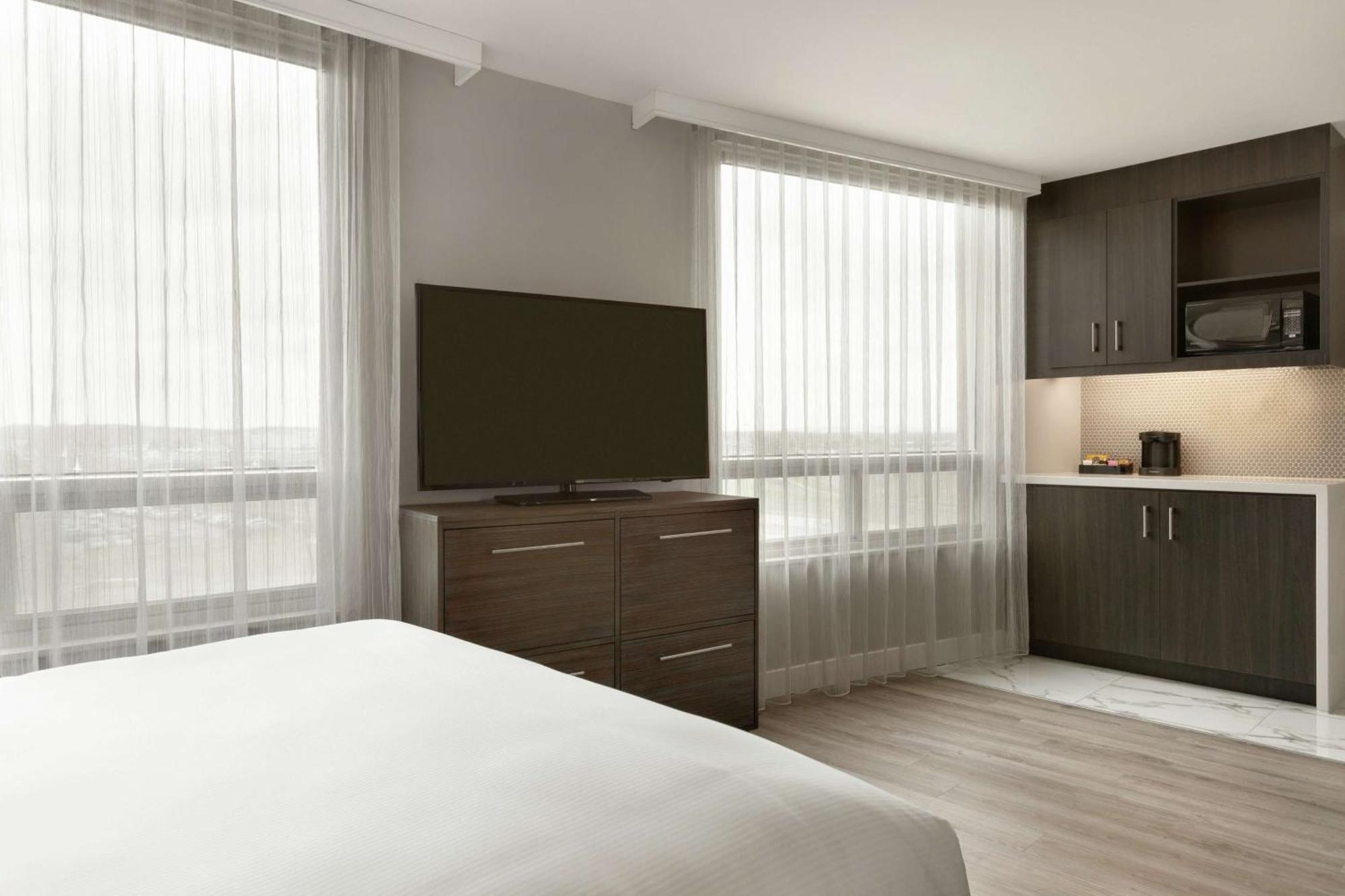 Embassy Suites By Hilton Montreal Airport Пойнт-Клер Екстериор снимка