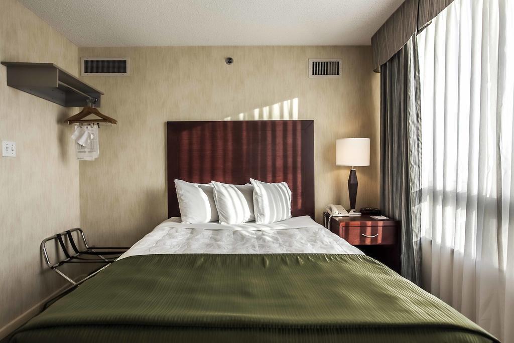 Embassy Suites By Hilton Montreal Airport Пойнт-Клер Екстериор снимка