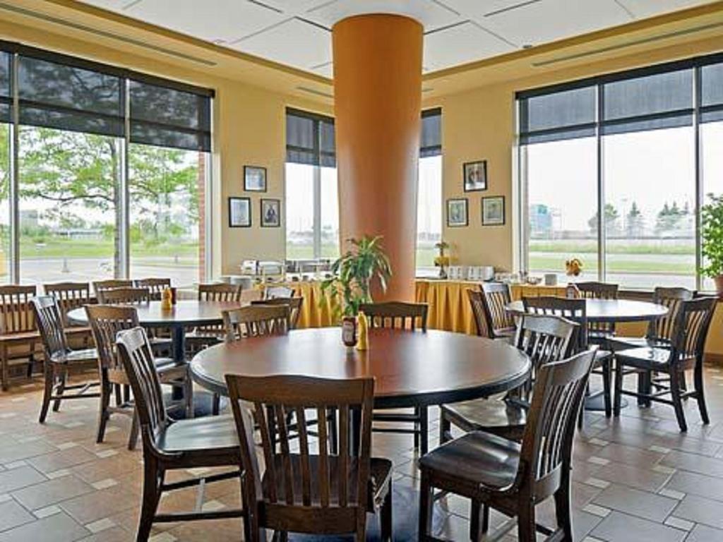 Embassy Suites By Hilton Montreal Airport Пойнт-Клер Екстериор снимка