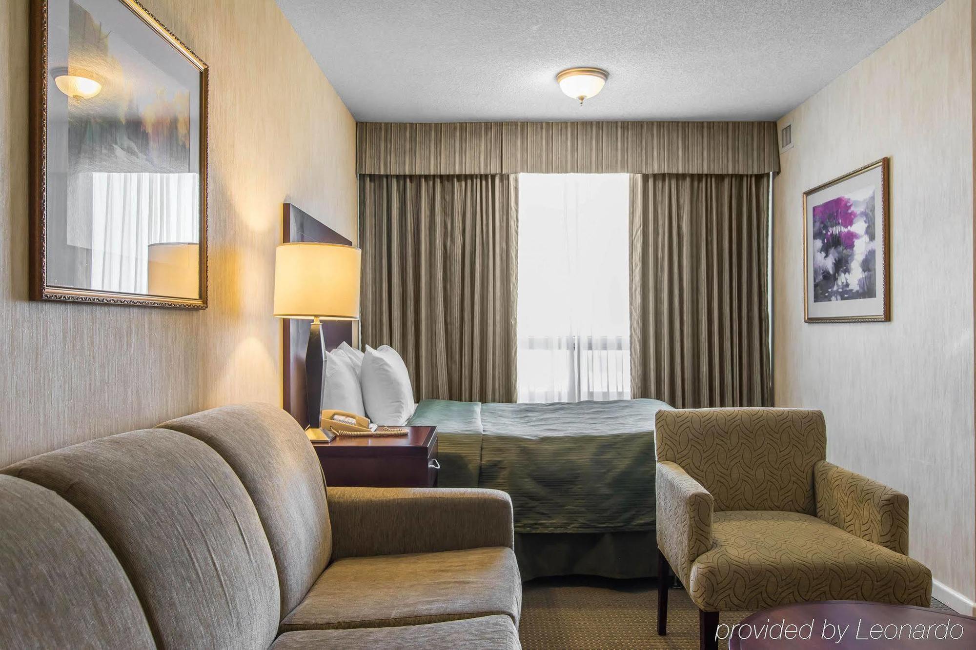 Embassy Suites By Hilton Montreal Airport Пойнт-Клер Екстериор снимка